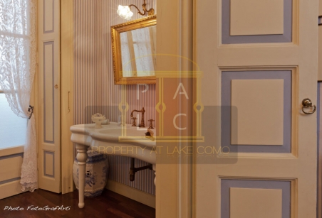 masterbathroom in waterfront villa i Platani Lake Como